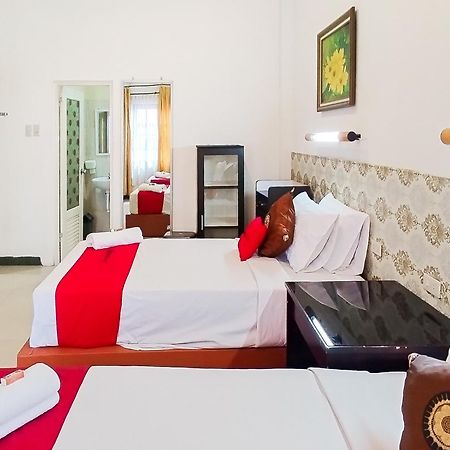 Hotel Reddoorz Near Focal Point Medan Sunggal Esterno foto