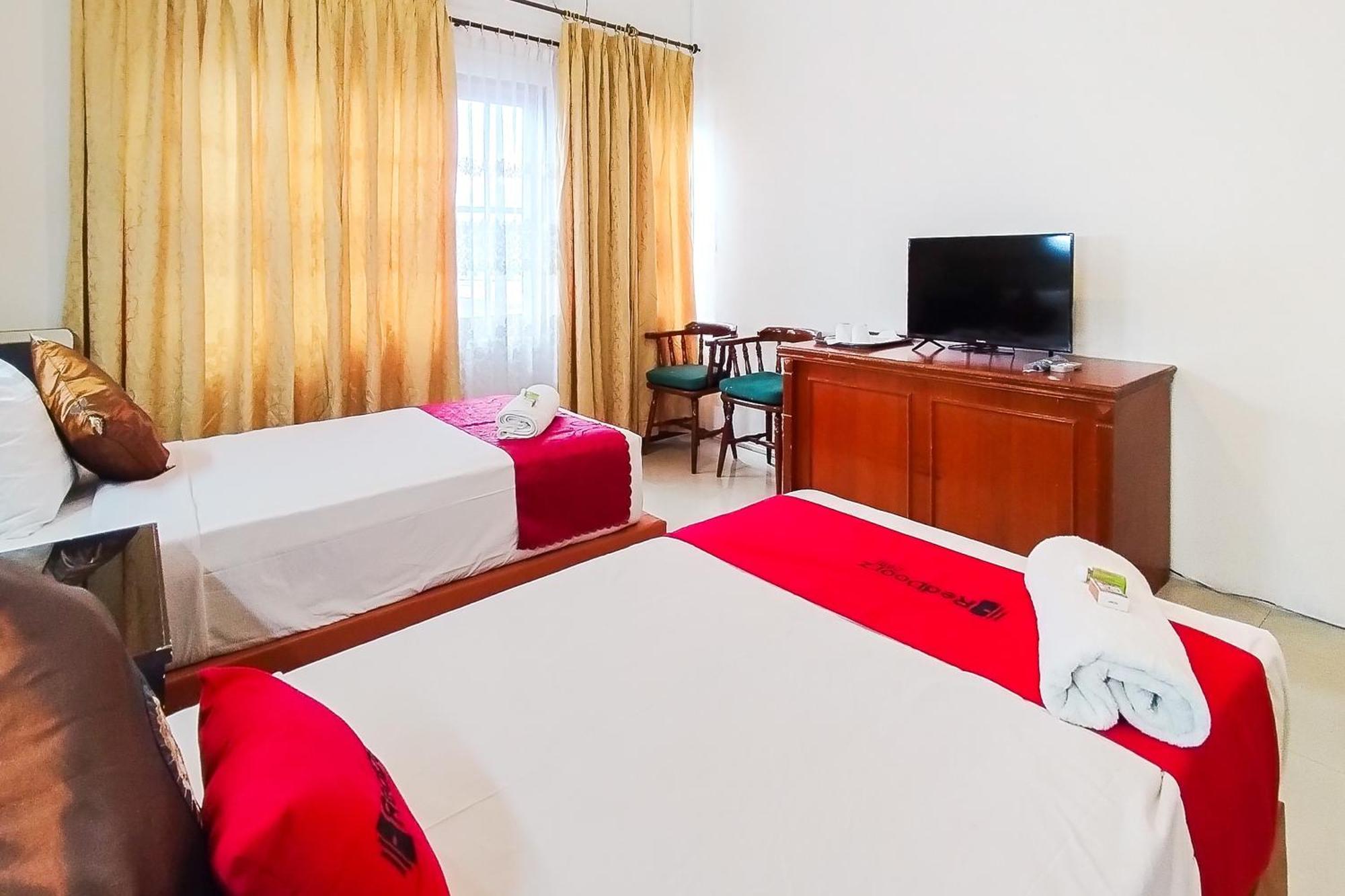 Hotel Reddoorz Near Focal Point Medan Sunggal Esterno foto