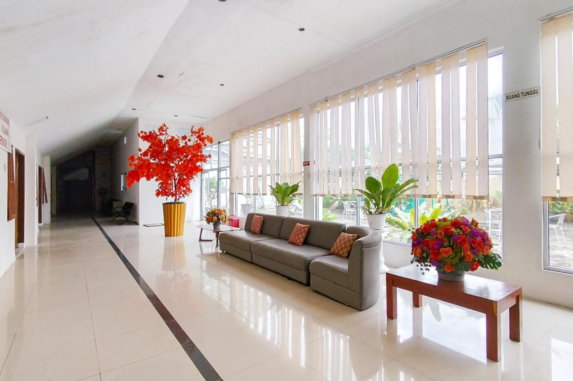 Hotel Reddoorz Near Focal Point Medan Sunggal Esterno foto