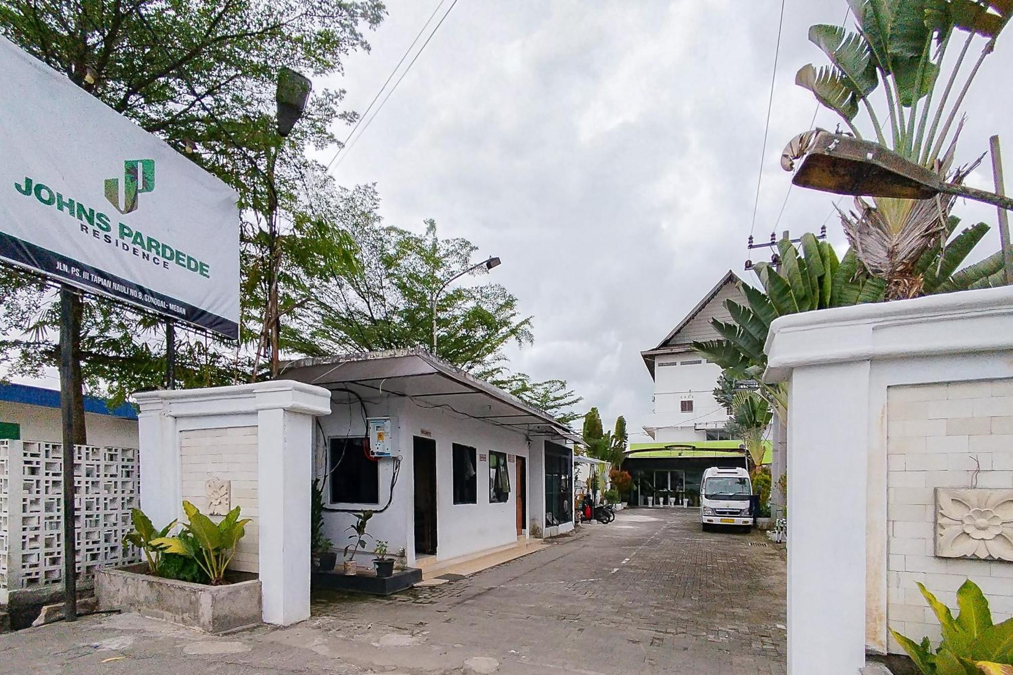 Hotel Reddoorz Near Focal Point Medan Sunggal Esterno foto